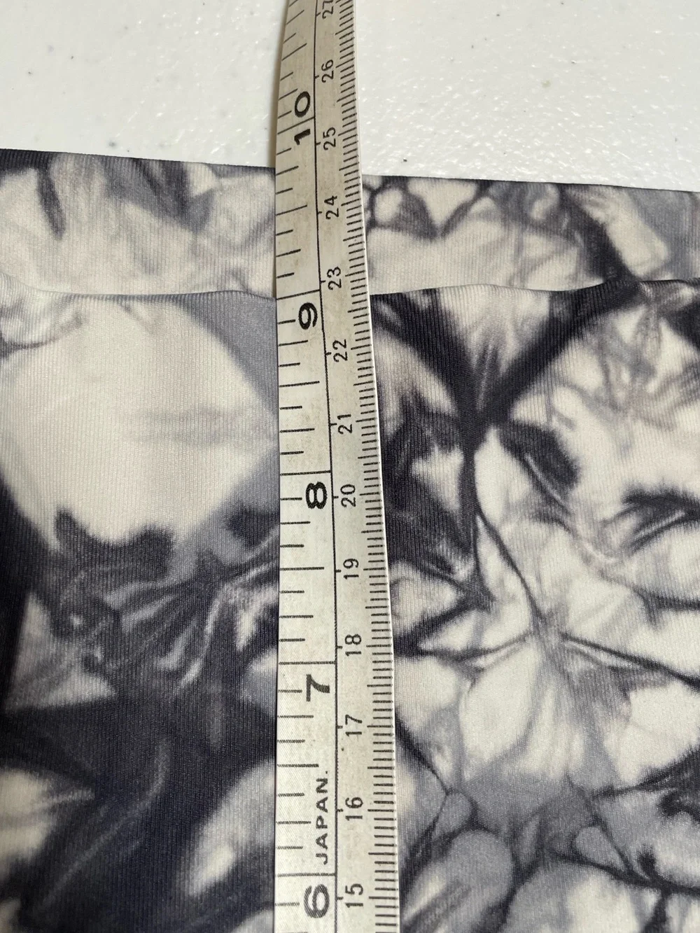 Lululemon Wunder Under high-rise leggings in a cement grey tie-dye print. Size 4